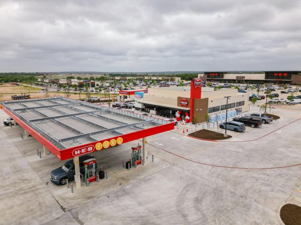H-E-B's Fresh Bites is a stand-alone building near the gas pumps and adjacent to the 103,000-square-foot Leander grocery store.