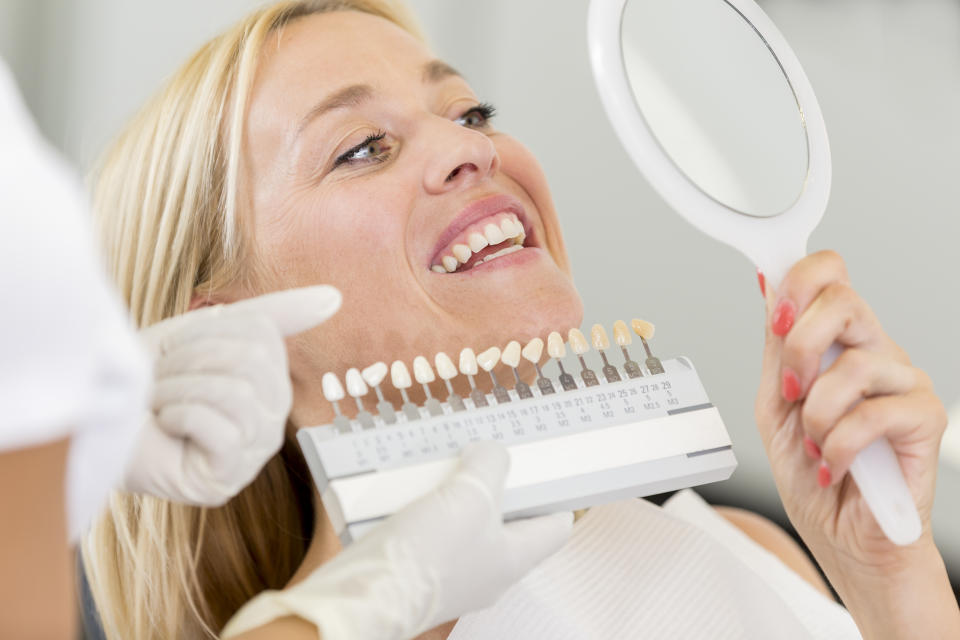 Bleichen, angleichen, ersetzen - ästhetische Zahnbehandlungen erfreuen sich großer Beliebtheit. Aber muss alles immer einer Norm entsprechen, um schön zu sein? (Symbolbild: Getty Images)