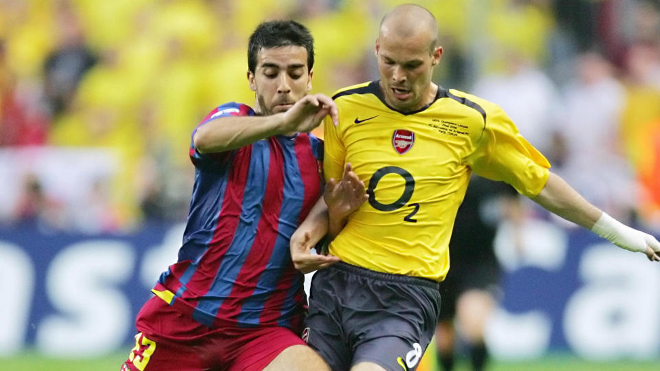 Oleguer Presas integró el FC Barcelona de 2004 a 2008. Como defensa y con el dorsal 23 fue titular en la final de la Champions League de 2006, que su equipo ganó al Arsenal, 2-1. En la imagen una escena de ese partido en la que el catalán disputa la pelota con Fredrik Ljungberg. / Foto: Goal.Com