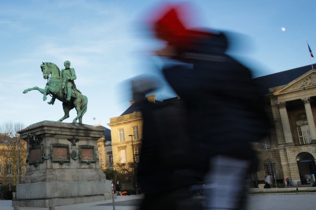 La place de l'hôtel de Ville à Rouen en 2020, avant que la statue de Napoléon ne soit retirée pour être restaurée.  - LOU BENOIST