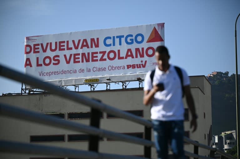 El partido de gobierno PSUV levantó una valla pidiendo que "devuelvan" el control de Citgo al gobierno venezolano, el 27 de junio de 2023 (Federico PARRA)