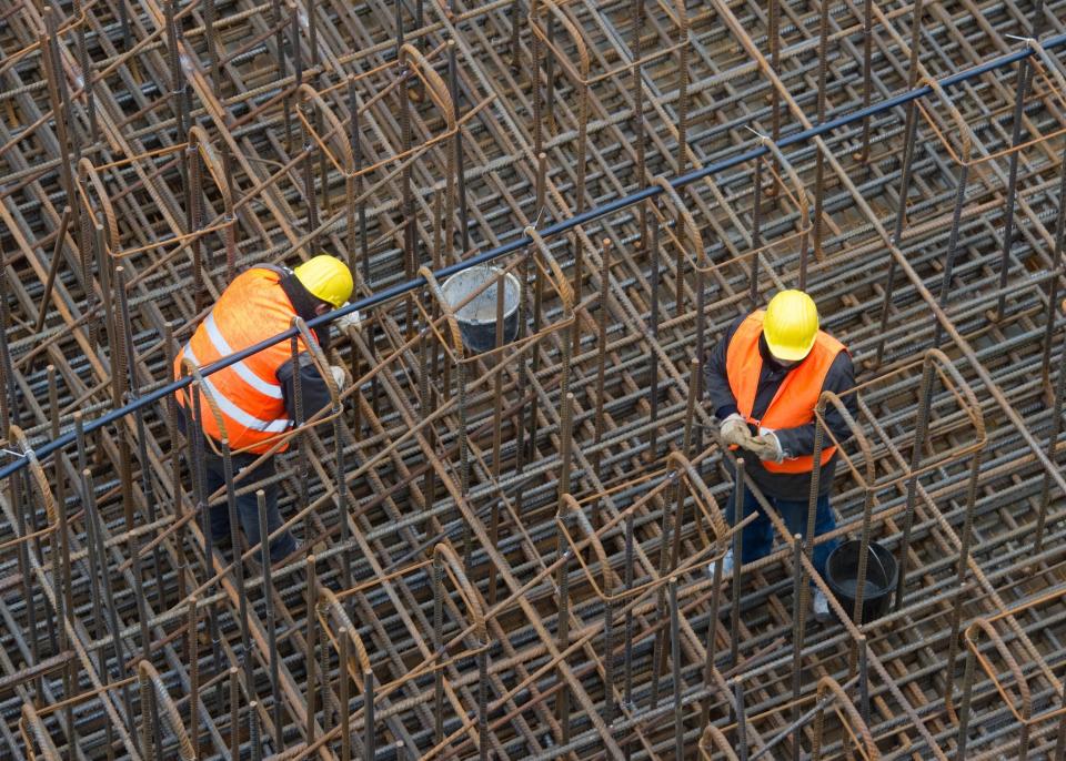 <p>Frische Luft, viele nette Kollegen und am Ende des Tages spürt man in jeder Faser des Körpers, was man geleistet hat. Zwei von drei Bauarbeitern geben an, mit ihrer Berufswahl happy zu sein. (Bild: dpa) </p>