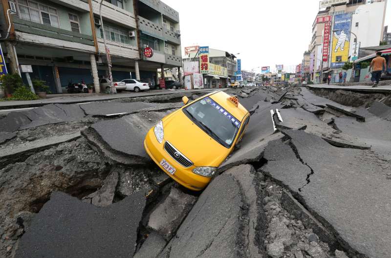 2014年高雄氣爆事故，造成高雄市包括三多一路、三多二路、凱旋三路、一心一路等多條重要道路嚴重損壞。（林瑞慶攝）