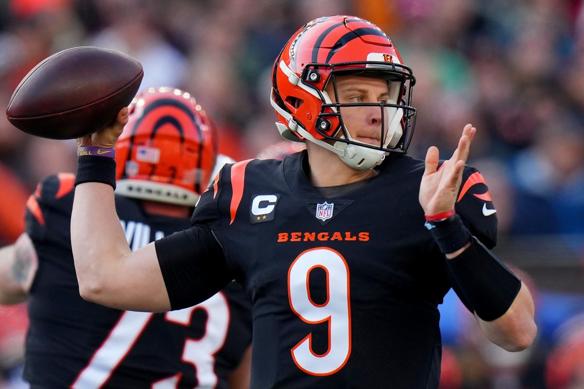 Bengals' Joe Burrow still dealing with pinkie injury, gives jersey