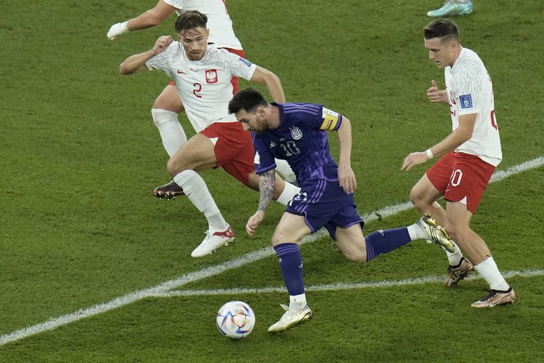 Lionel Messi avanza entre los defensores polacos en el partido entre Argentina y Polonia