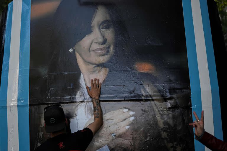 Un hombre toca una foto de la vicepresidenta argentina Cristina Kirchner cerca de la Plaza de Mayo durante el Día de la Lealtad Peronista