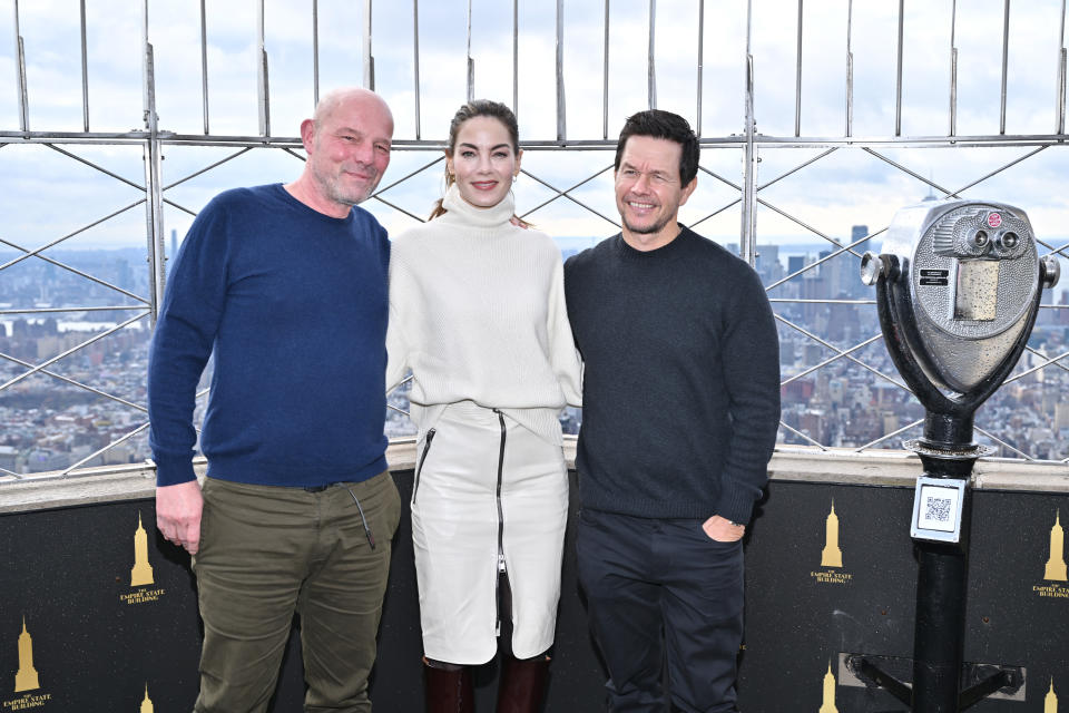 Mark Wahlberg, Michelle Monaghan and Simon Cellan Jones, los actores y el director de “The Family Plan” (Roy Rochlin/Getty Images for Empire State Realty Trust)