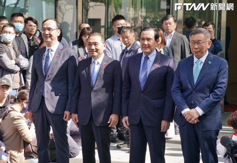 People's Party Chairman Ko Wenzhe (first from right) attended the Blue and White Coordination Conference held by the Ma Ying-jeou Foundation yesterday. He seemed to be smiling, but the outside world interpreted that what was intruding was the three wolves who were ready to devour him.  (Picture/File photo)