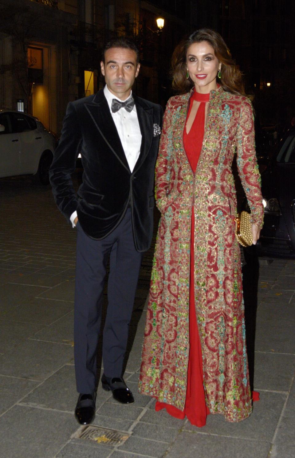 <p>En la gala del 20 aniversario del Teatro Real de Madrid, eclipsó con este abrigo joya profusamente decorado en tonos dorados, azules y verdes sobre un vestido rojo de original escote. </p> <p>En 2020 se separó de su esposo, Enrique Ponce, con quien comparte dos hijas, Paloma y Bianca. Se divorciaron oficialmente en 2021.</p>