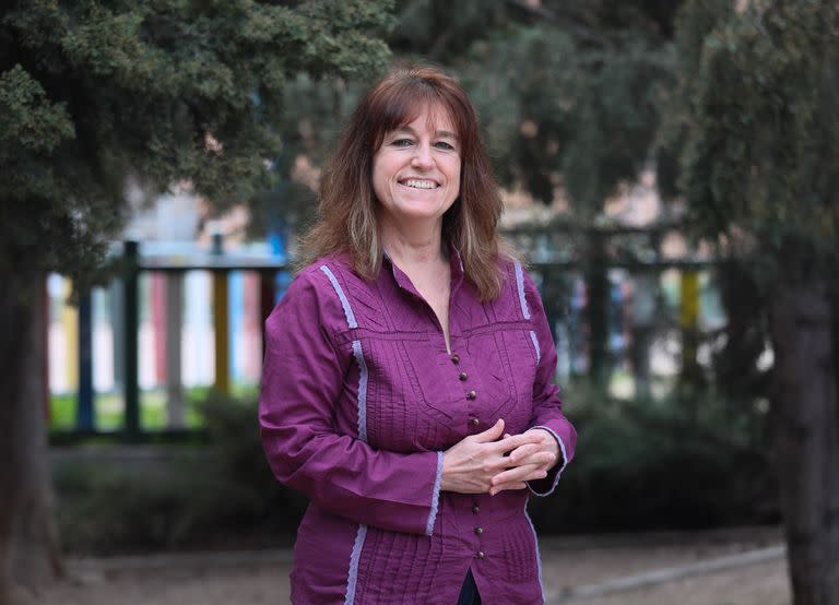 Inmaculada Casas, directora del área de virología del Centro Nacional de Microbiología, posando en su domicilio.