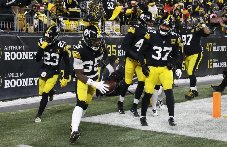 Pittsburgh Steelers cornerback Arthur Maulet (35) celebrates his interception with teammates.