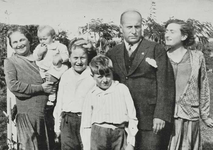 Edda Mussolini, con su familia