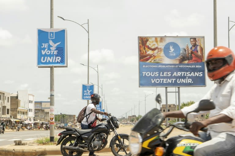 Des affiches électorales du parti au pouvoir au Togo, l'Union pour la République (UNIR), à Lomé le 24 avril 2024 (Dodo ADOGLI)