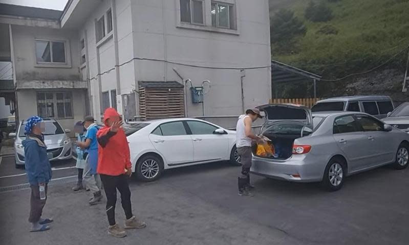 白色無袖內衣男子前方的銀色車，就是違停車輛，害人停在停車格內的車輛無法移出。（翻攝自Kris Loak  YouTube頻道）