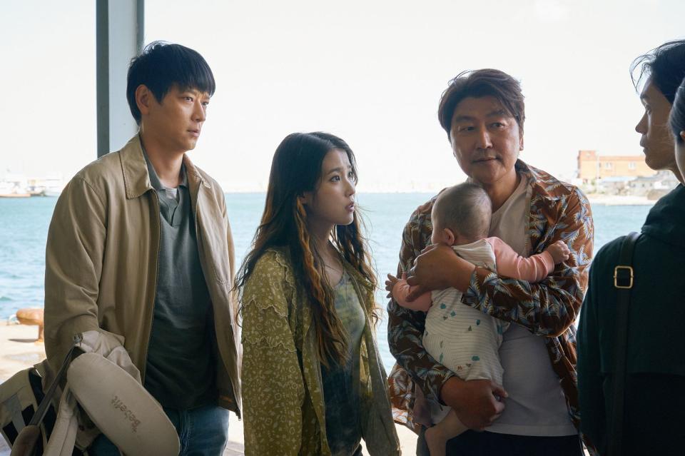 So-young (Lee Ju-jeun) sucht gemeinsam mit Dong-soo (Gang Dong-won, links) und Sang-hyn (Song Kang-ho) nach neuen Eltern für ihr Baby. (Bild: Plaion Pictures)