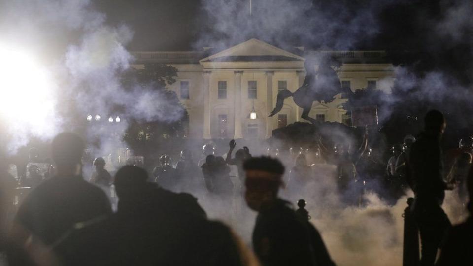 Las fuerzas del orden se enfrentan a los manifestantes durante una protesta contra el racismo y la brutalidad policial el pasado junio.