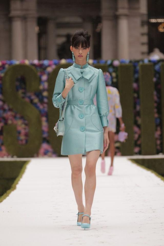 Chanel Evokes '90s Supermodel Era With Upbeat Spring Fashion Show