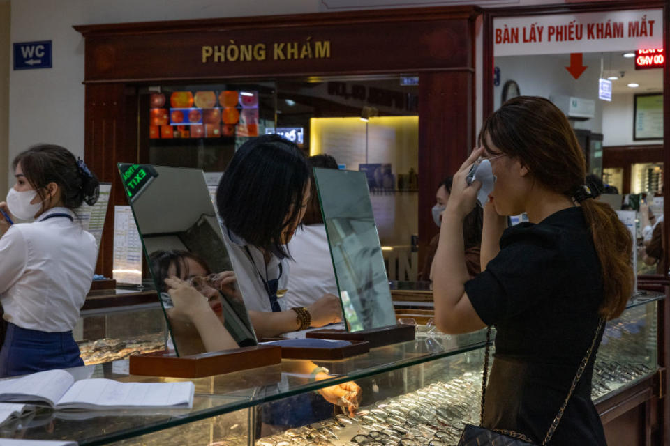 越南工業園區及出口加工的地區裁員更為嚴重，據報紛紛轉型服務行業