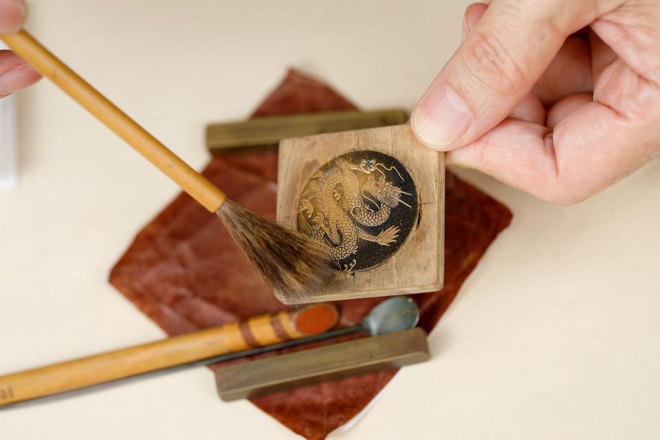 蒔繪工藝是日本傳統裝飾技法。如同先前一樣，蕭邦這次的龍年錶委託日本傳統的山田平安堂工坊製作面盤，由漆藝大師小泉三教繪製。