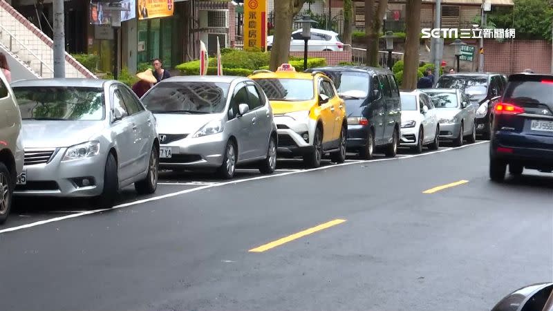 台北市路邊汽車格位約有5萬格，但開車族卻逼近150萬。