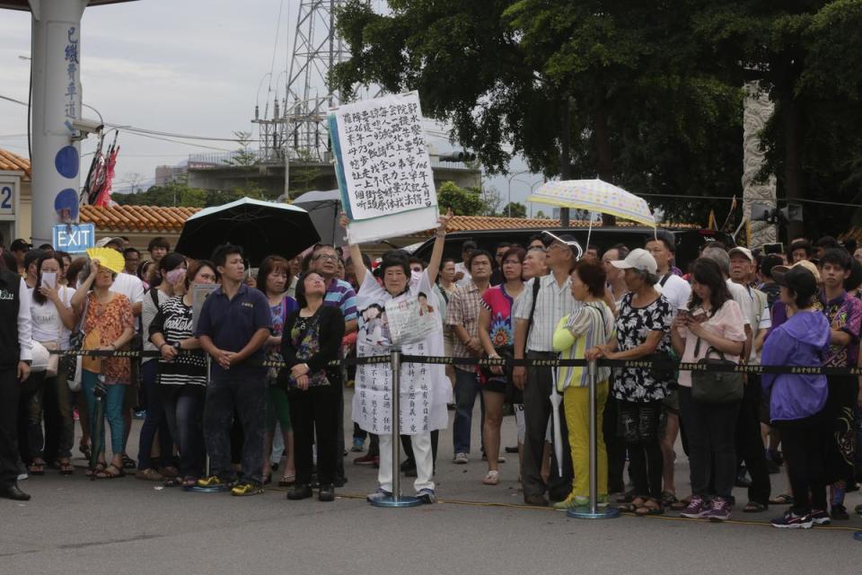 場外還有路人舉牌請願，但並非針對豬哥亮而來。