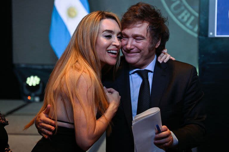 Javier Milei y Fátima Flórez festejan después de ganar la segunda vuelta de las elecciones presidenciales, el 19 de noviembre de 2023