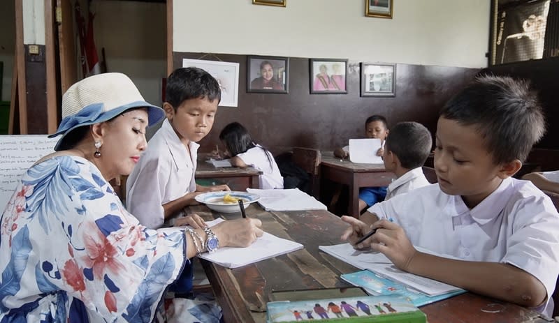 印尼雙胞胎姊妹辦學教學生 印尼75歲的雙胞胎姊妹在雅加達創立慈善學校。圖為 妹妹伊利雅寧希（左1）教導學生算數學習題。 中央社記者李宗憲雅加達攝  113年5月6日 