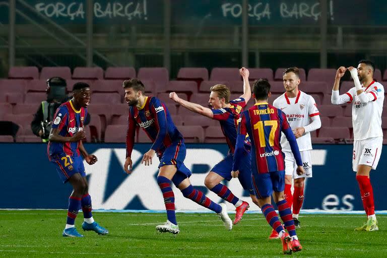 Pique celebra su gol, el segundo de Barcelona, en tiempo de descuento; luego, el equipo catalán sentenció la serie