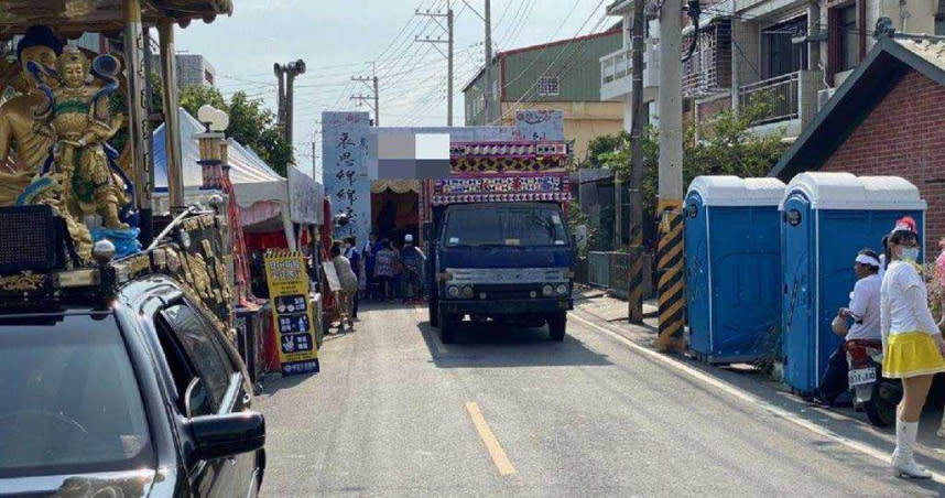 雲林縣一處公祭會場才公奠不久就遇到停電，臨時請電子花車倒車到門口，借用麥克風，才完成公祭儀式。（圖／中國時報周麗蘭）