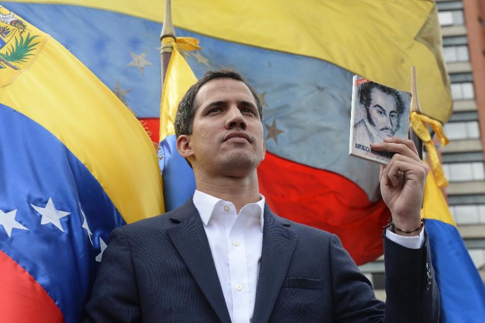 Juan <span>Guaidó </span>fordert Maduro offen heraus – mit Rückendeckung der USA (Bild: AFP Photo/Federico Parra)