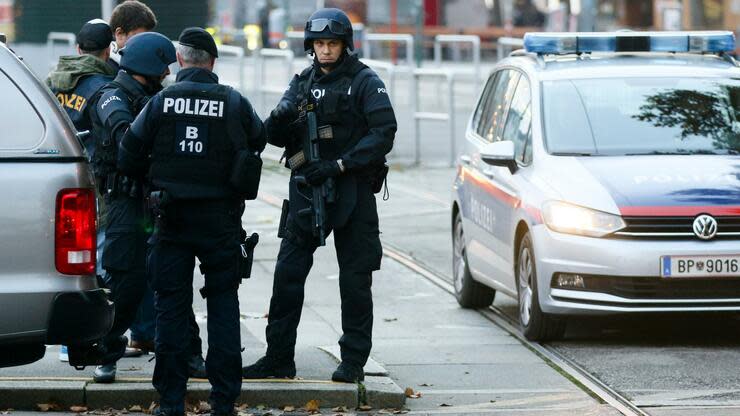 Bewaffnete Polizisten stehen Wache im Stadtzentrum von Wien. Bei der Terrorattacke waren mehrere Passanten getötet worden. Foto: dpa