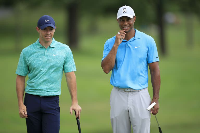 DUBLÍN, OHIO - 16 DE JULIO: Rory McIlroy de Irlanda del Norte habla con Tiger Woods de los Estados Unidos en el décimo green durante la primera ronda del Memorial Tournament el 16 de julio de 2020 en Muirfield Village Golf Club en Dublin, Ohio. Andy Lyons / Getty Images / AFP
== FOR NEWSPAPERS, INTERNET, TELCOS & TELEVISION USE ONLY ==