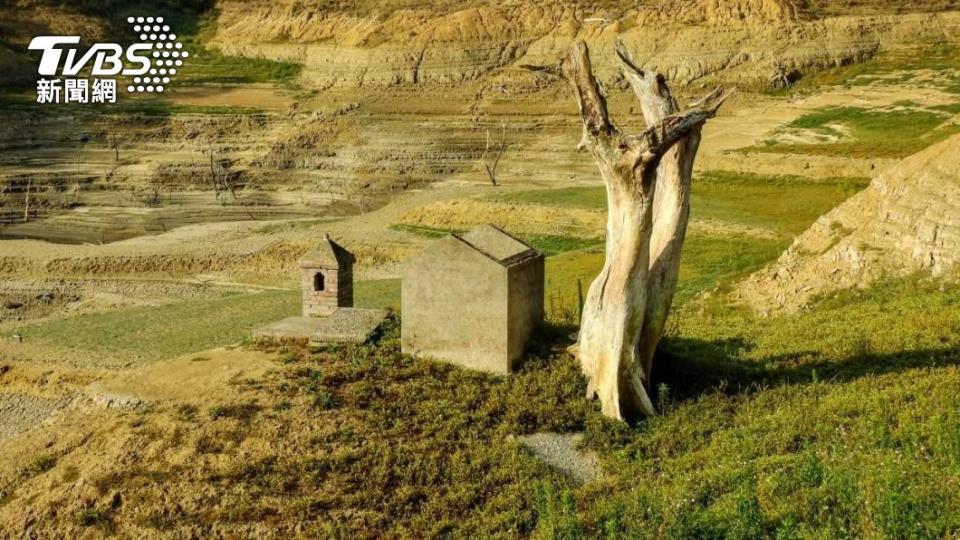 2021年乾旱時期的永和水庫，廟後枯木還直立。(照片提供林桔春)