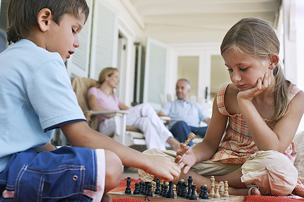 Los juegos clásicos aportan beneficios a los niños a nivel social, cognitivo y emocional. (Foto: Getty)