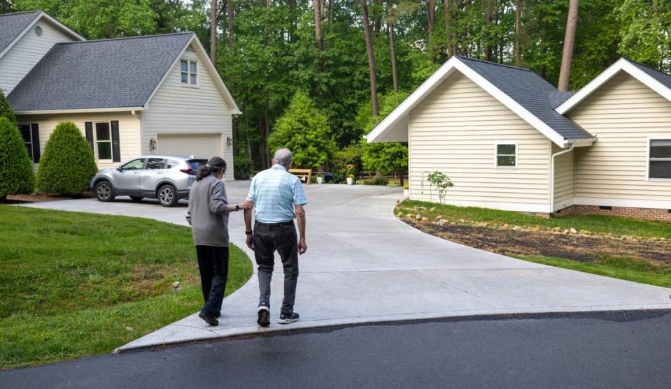 Abby en Bob Millhuaser keren terug naar hun 90 vierkante meter grote wooneenheid, gebouwd op slechts een paar meter van de woning van Abby's dochter aan Alloway Court, na een korte wandeling door de buurt op vrijdag 19 april 2024 in Raleigh, NC Robert Willett/rwillett@newsobserver .com