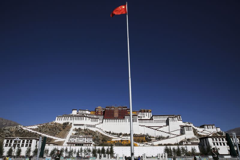 FOTO DE ARCHIVO: La bandera china ondea frente al Potala Palace en Lhasa, Región Autónoma del Tibet