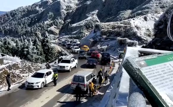 業者看到民眾裝的雪鍊覺得不妥，提問並推銷。（圖／東森新聞）