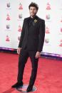 <p>A finales de ese mismo año, el colombiano posó nuevamente en la alfombra roja de los premios Latin Grammy vestido de negro de pies a cabeza. Es uno de sus tonos favoritos para lucir elegante. También optó por detalles como este curioso prendedor que llevó en la solapa en forma de águila para romper la monotonía.</p>