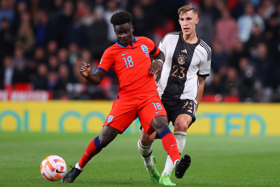 LONDON, ENGLAND - SEPTEMBER 26: Robin Gosens of Germany battles for possession with Bakayo Saka of England during the UEFA Nations League League A Group 3 match between England and Germany at Wembley Stadium on September 26, 2022 in London, England. (Photo by James Gill - Danehouse/Getty Images)