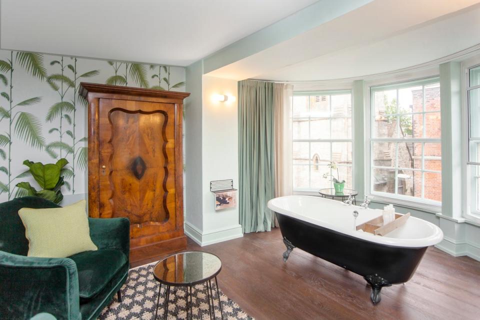 Roll-top baths and sofas are included in some of the rooms at the King’s Arms (The King’s Arms PR)