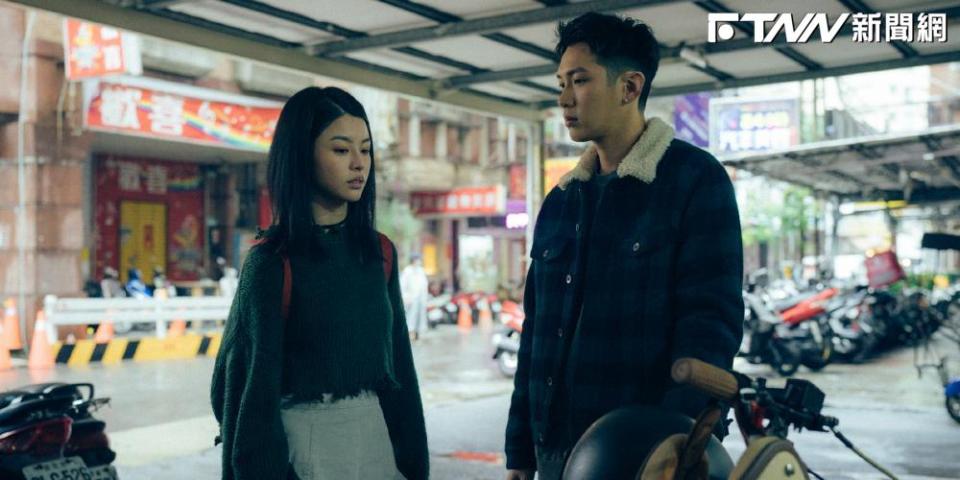 《愛愛內含光》由詹子萱（圖左）、柯震東出演。（圖／Netflix提供）