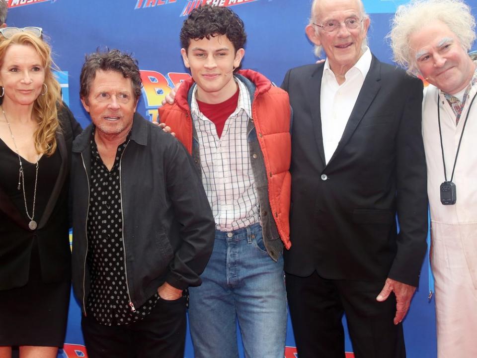 Reunion auf dem roten Teppich: Lea Thompson (l.), Michael J. Fox (2.v.l.) und Christopher Lloyd (2.v.r.) mit den Musical-Darstellern Casey Likes und Roger Bart (Bild: getty/[EXTRACTED]: Bruce Glikas/WireImage)