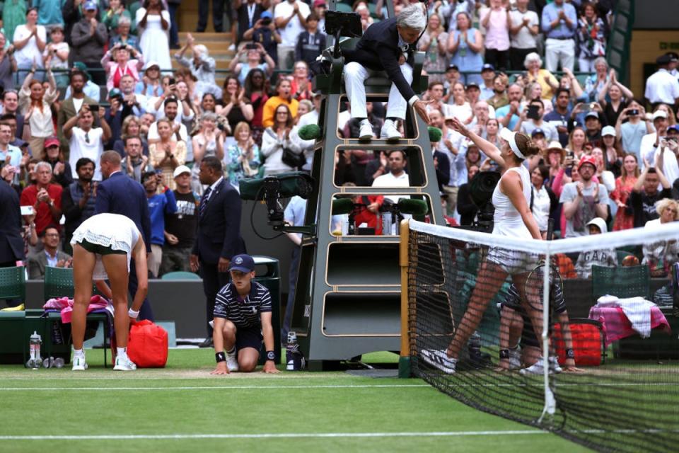 Svitolina shakes hands with the umpire after passing Azarenka (Getty Images)