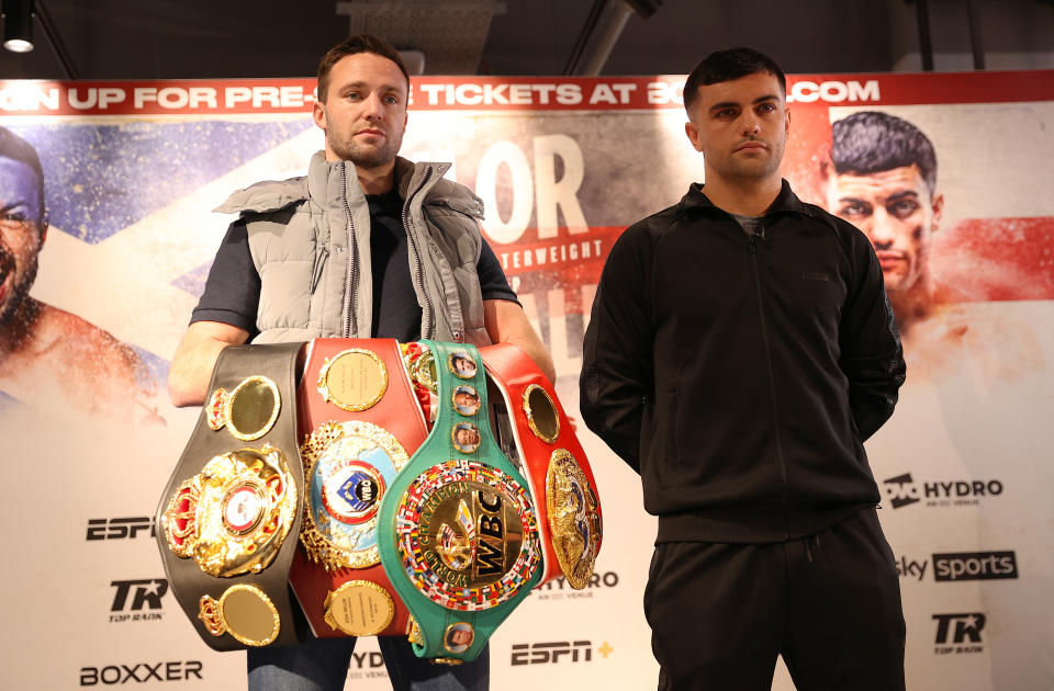 LONDRES, INGLATERRA - 08 DE DICIEMBRE: Josh Taylor y Jack Catterall se enfrentan durante la conferencia de prensa Josh Taylor v Jack Catterall en la tienda The Sports Direct Flagship el 08 de diciembre de 2021 en Londres, Inglaterra.  (Foto de James Chance/Getty Images)