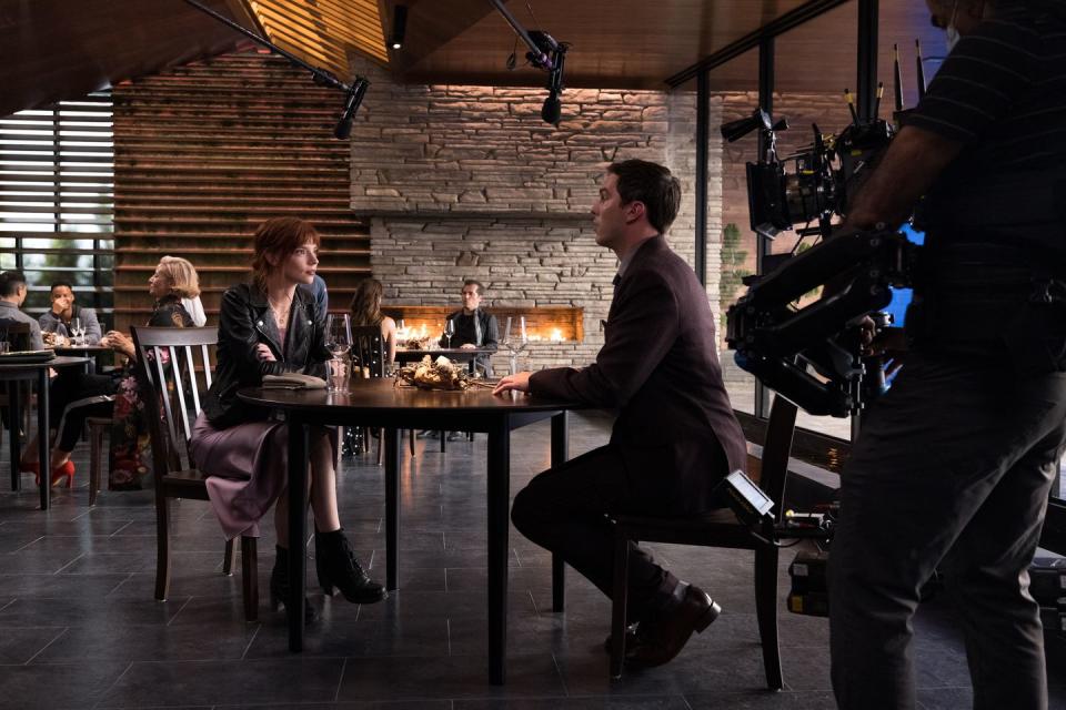 anya taylor joy and nicholas hoult on set of the film the menu photo by eric zachanowich courtesy of searchlight pictures © 2022 20th century studios all rights reserved