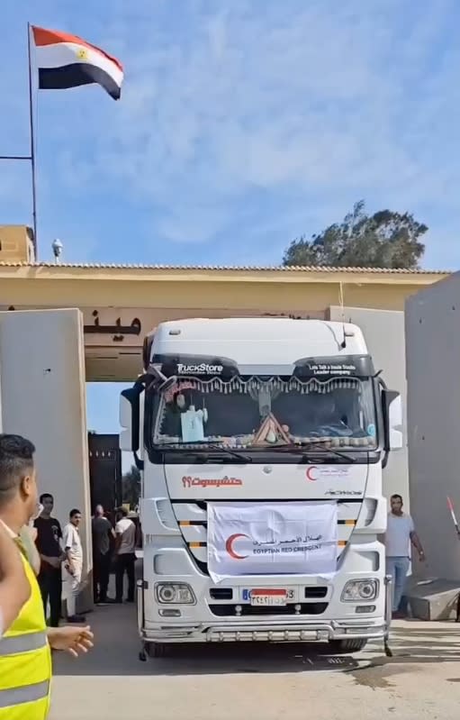 連接埃及和加薩間的「拉法過境點（Rafah crossing）」21 日在聯合國等的要求下短暫開放，救援車隊完成首次運送物資的工作。   圖：擷自「X」@Sprinter99800@ridaahmx
