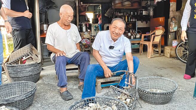 國民黨總統參選人侯友宜（右）在台南北門區蘆竹溝巧遇一位阿公正在綁蚵殼串，侯熱情地坐下來幫忙。（張毓翎攝）