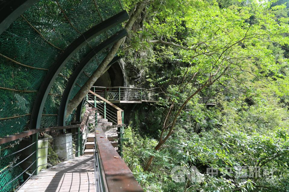 太魯閣國家公園小錐麓步道東段多階梯棧道，位於砂卡礑隧道外側，緊鄰立霧溪下游的邊坡上，長度約450公尺，地形變化豐富，由於太管處維護修繕防落石柵設施，自16日至29日封閉管制。（中央社）
