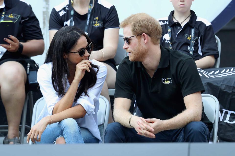 <p>Immer häufiger sieht man die beiden nun zusammen in der Öffentlichkeit. Völlig entspannt zeigen sich Prinz Harry und Meghan Markle nun als Paar, wie hier als Zuschauer bei den „Invictus Games“ im kanadischen Toronto – dem Ort, an dem sie sich im vergangen Jahr kennenlernten. (Bild: Getty Images) </p>