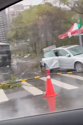 小客車嚴重毀損。（圖／翻攝自爆廢公社公開版）